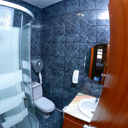 Travel & Live Nature Albergue Porto